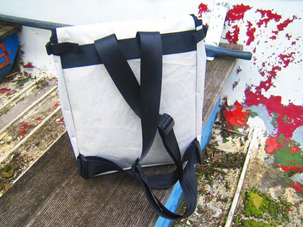 Upcycling Rucksack aus alten Segeln und Autogurten, innen aus LKW-Plane